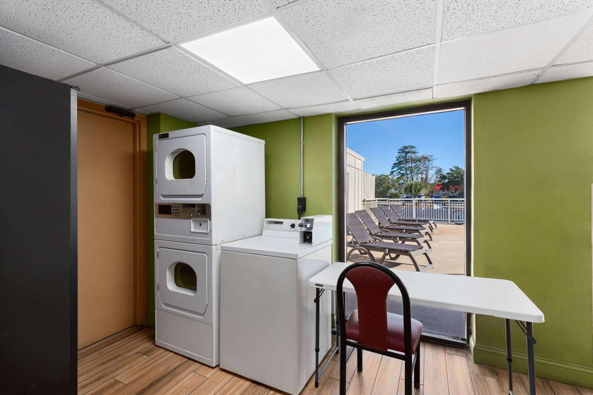 Super 8 By Wyndham Myrtle Beach/market Common Area Motel 2*
