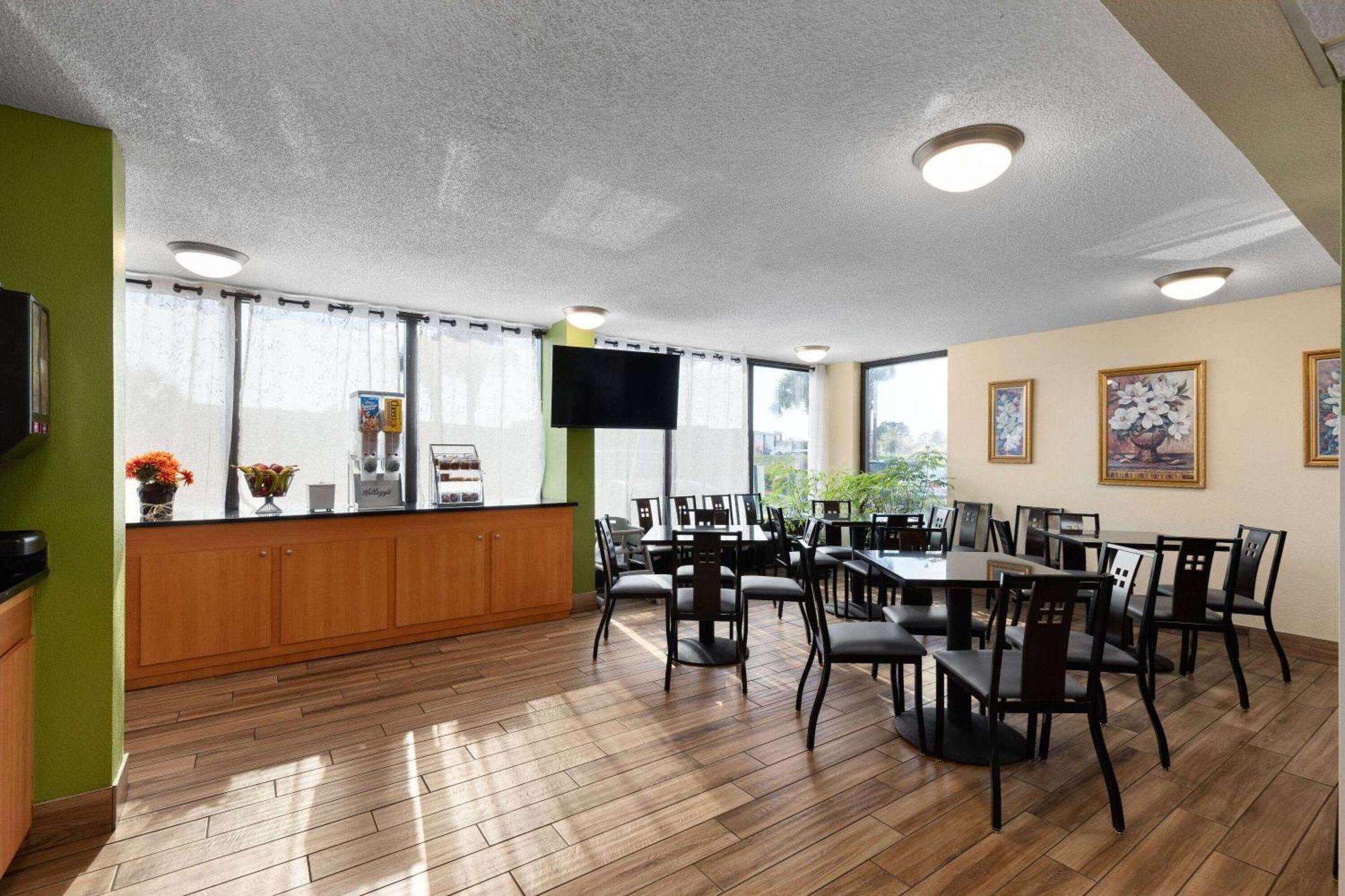 Super 8 By Wyndham Myrtle Beach/market Common Area