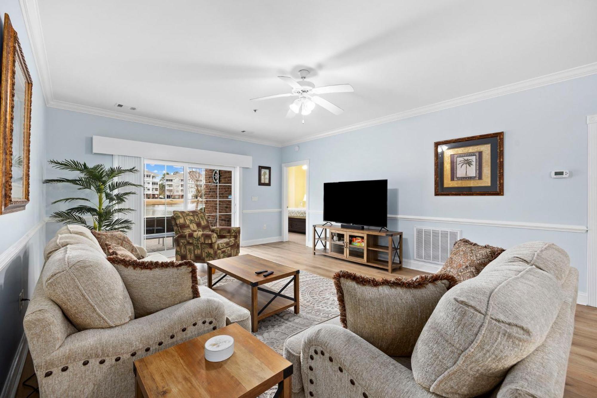 Apartment Beautifully Decorated 3 Bedroom 2 Bath Condo, First Floor Wth Walk In Shower! Located In Golf Community Myrtle Beach
