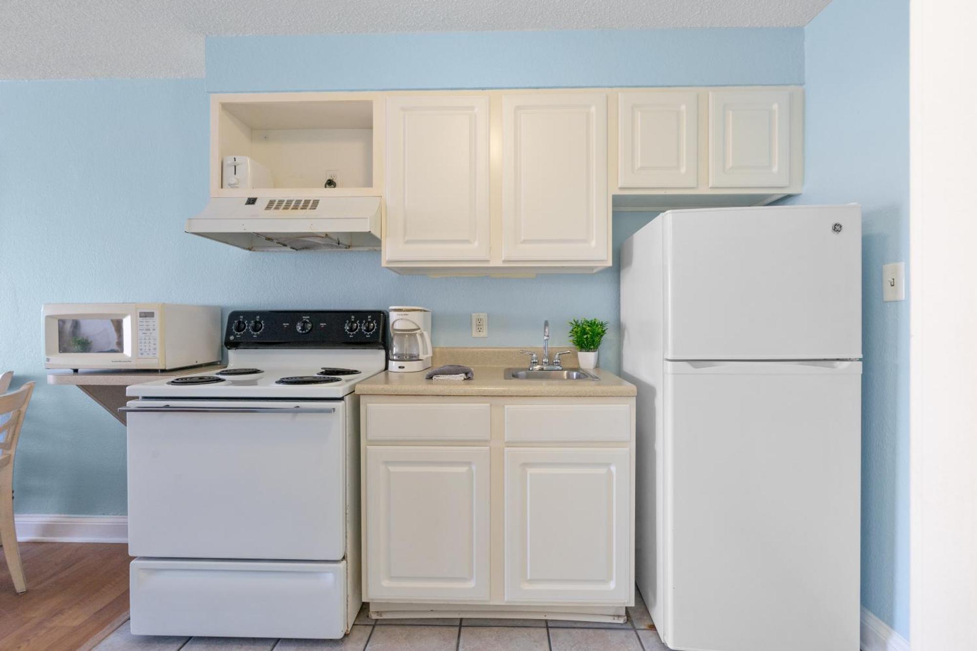 Budget Friendly Oceanview Studio, Sleep 4! Myrtle Beach