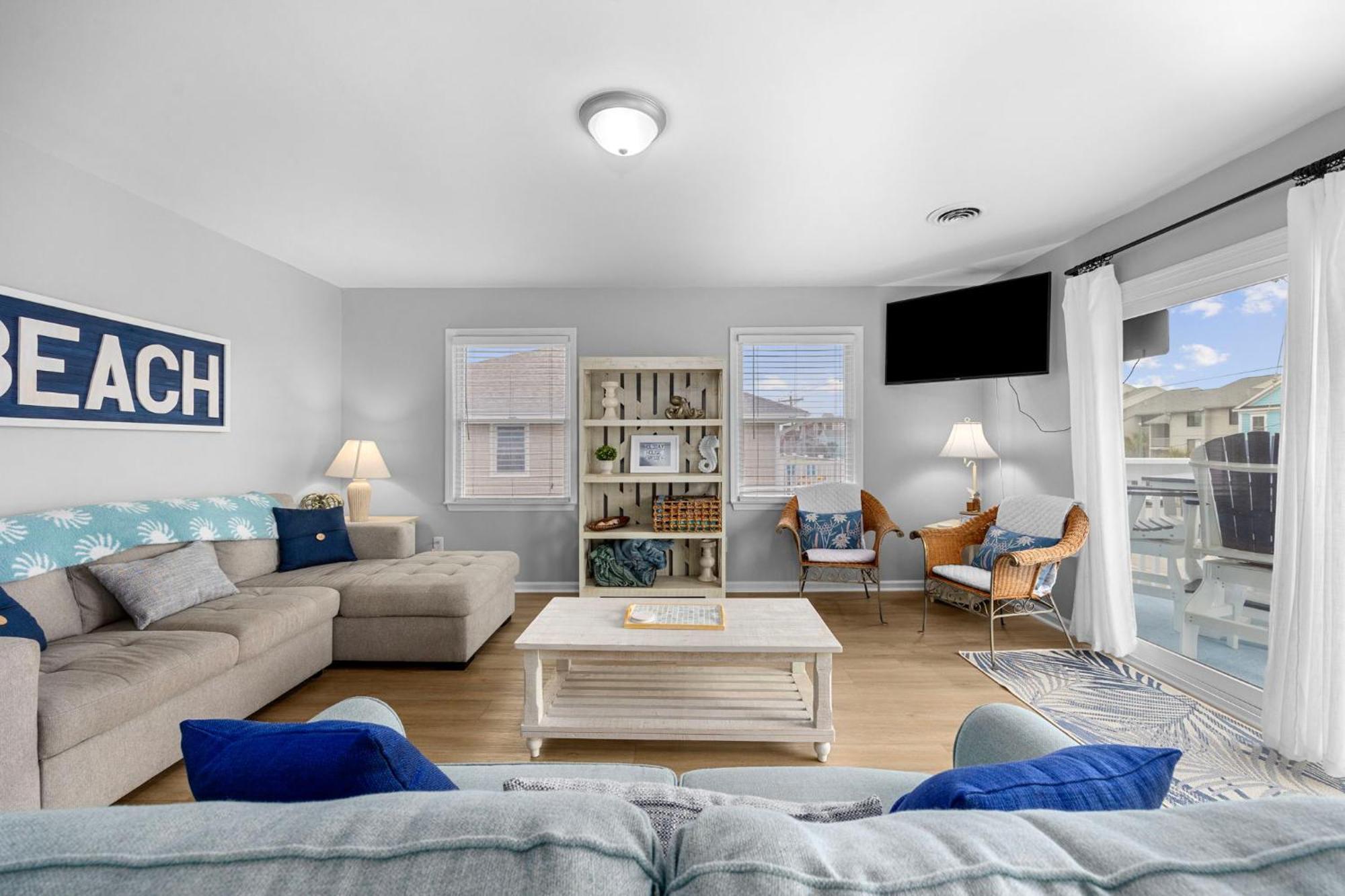 Charming 3 Bedroom ,oceanview Located In Surfside! Apartment *