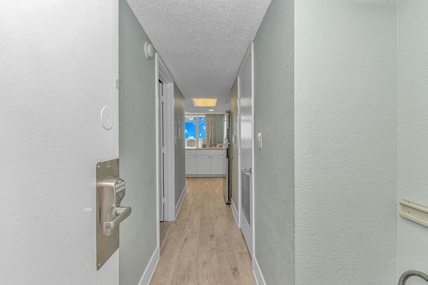 Immaculate! Beautifully Renovated Oceanfront 1 Bedroom - Sleeps 6! - Roxanne Towers Unit 804 Holiday home