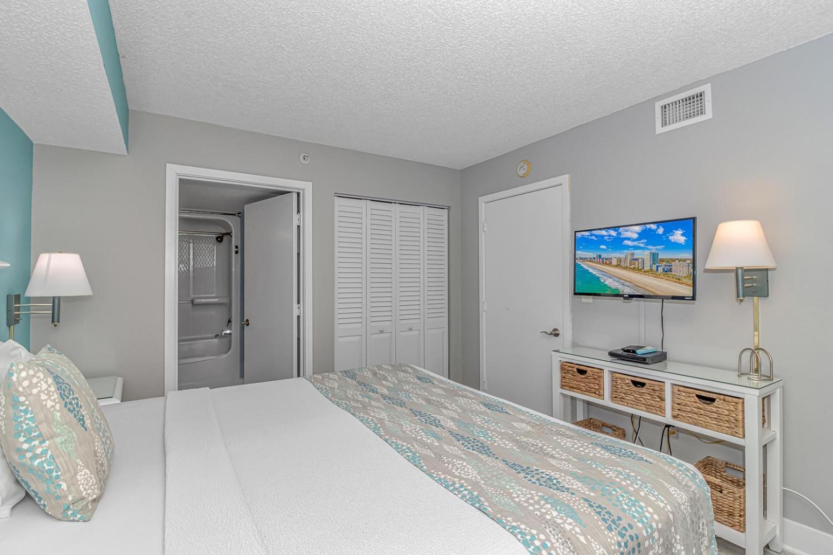 Holiday home Immaculate! Beautifully Renovated Oceanfront 1 Bedroom - Sleeps 6! - Roxanne Towers Unit 804 *