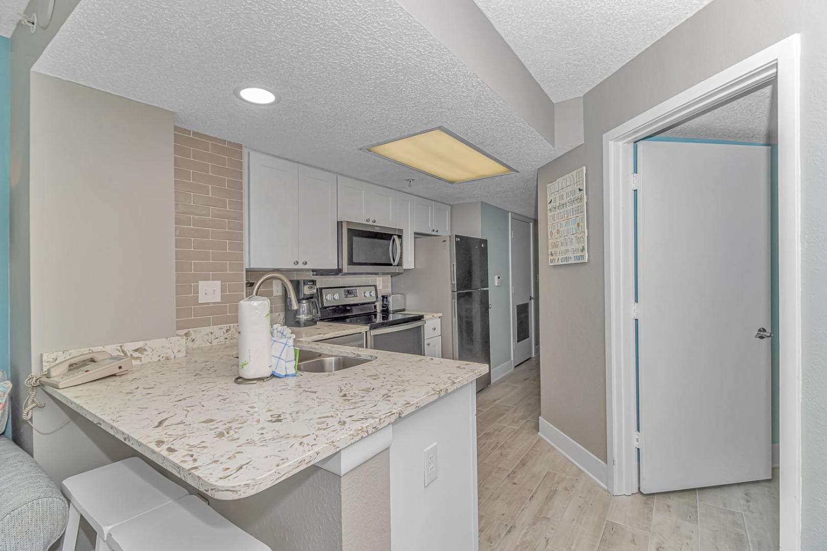 Immaculate! Beautifully Renovated Oceanfront 1 Bedroom - Sleeps 6! - Roxanne Towers Unit 804 Holiday home *