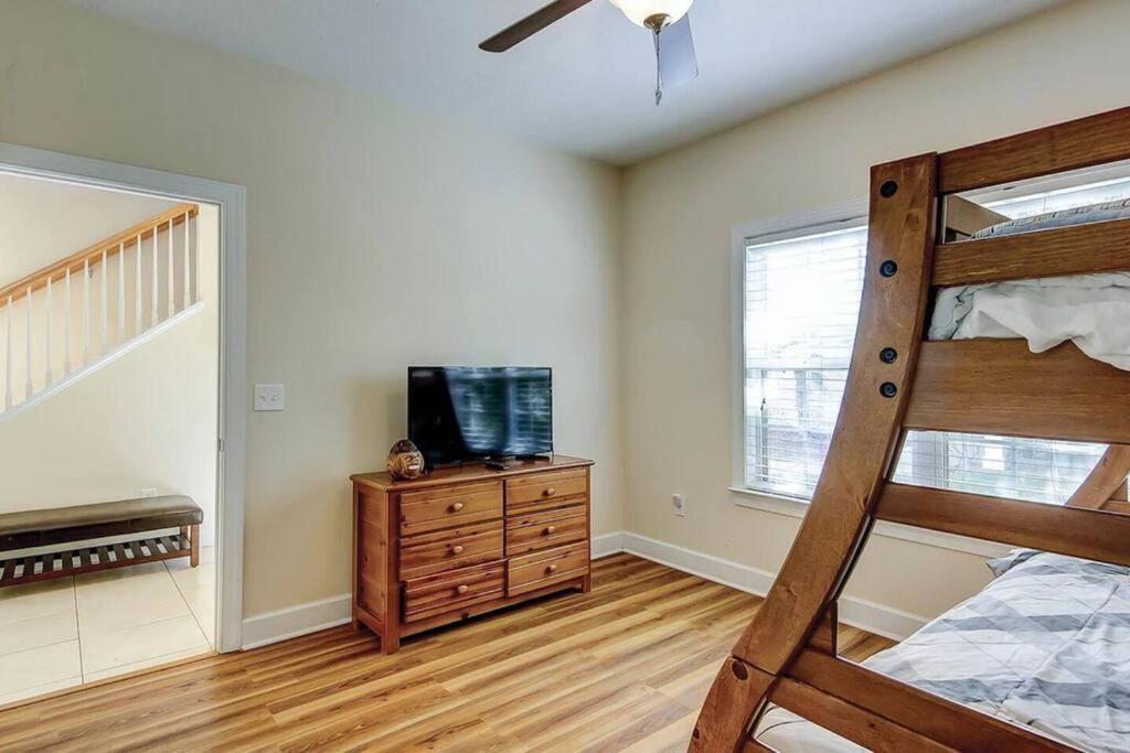 Spacious House With Pool Near The 2165 Apartment