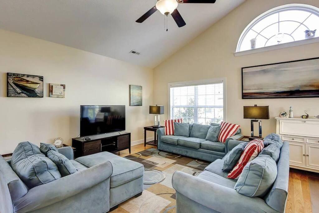 Spacious House With Pool Near The 2165