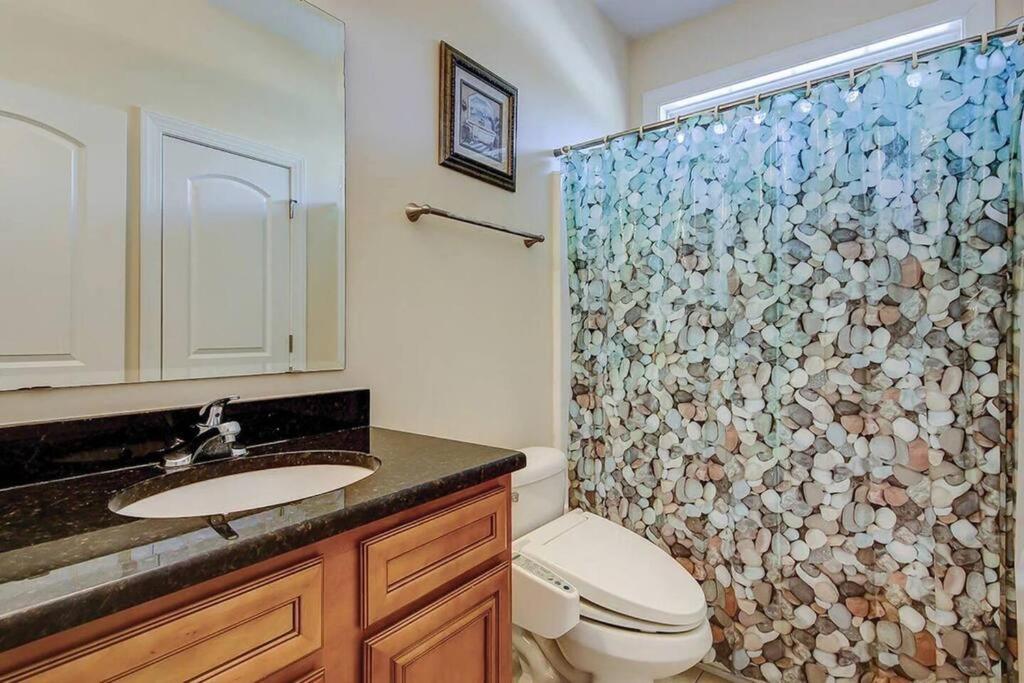Spacious House With Pool Near The 2165 Apartment