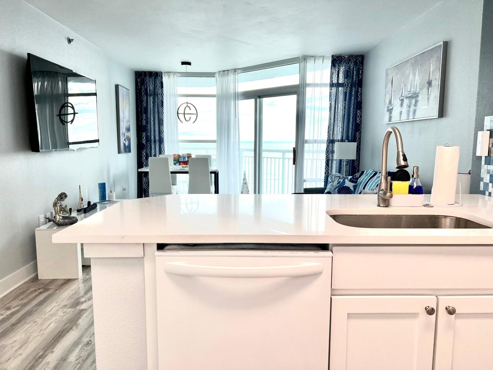 Stylish Oceanview Getaway Modern 1br At Carolinian Resort