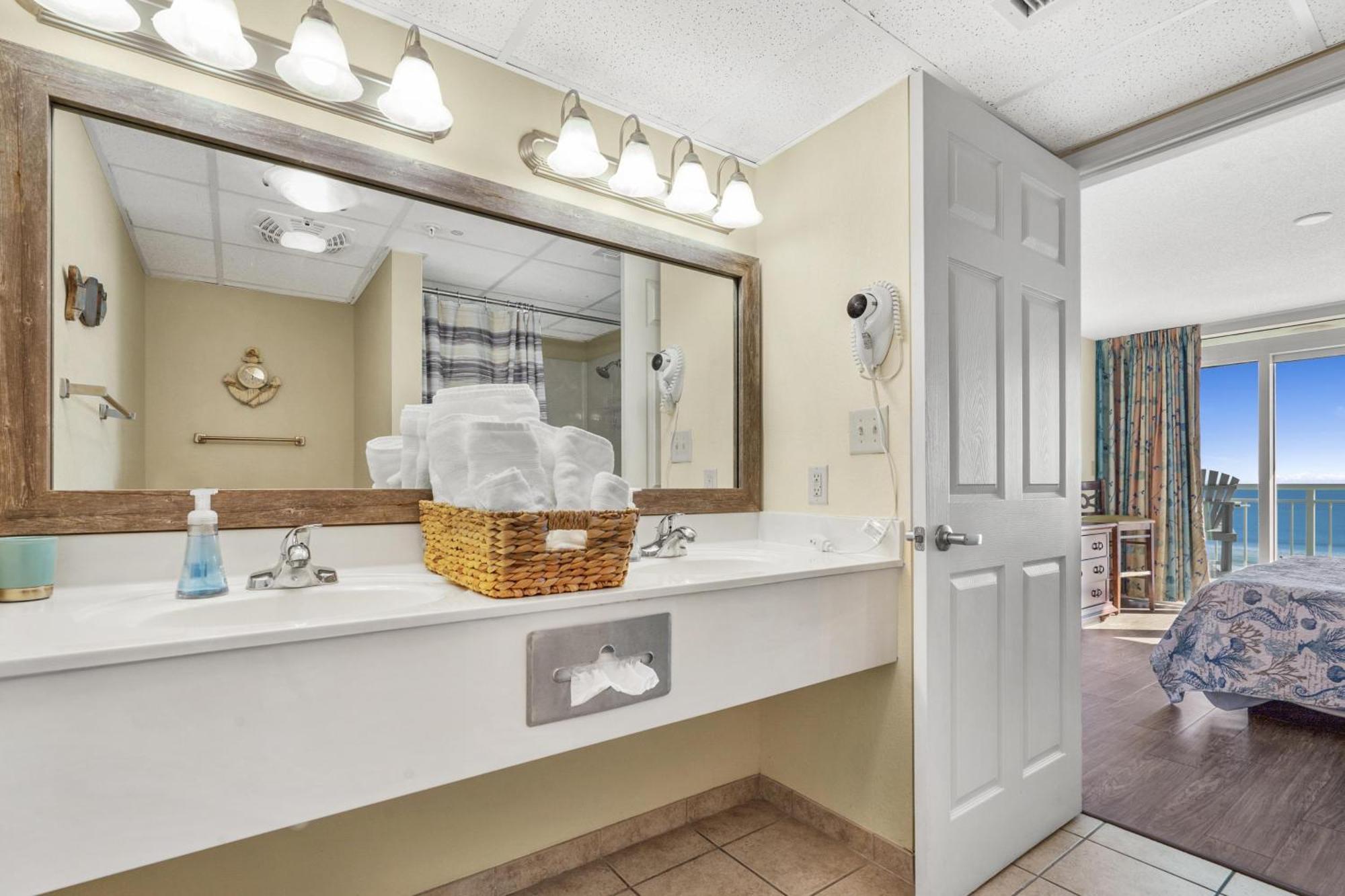 Holiday home 2501 S Ocean Blvd, 0211 - Ocean Front Sleeps 8 *