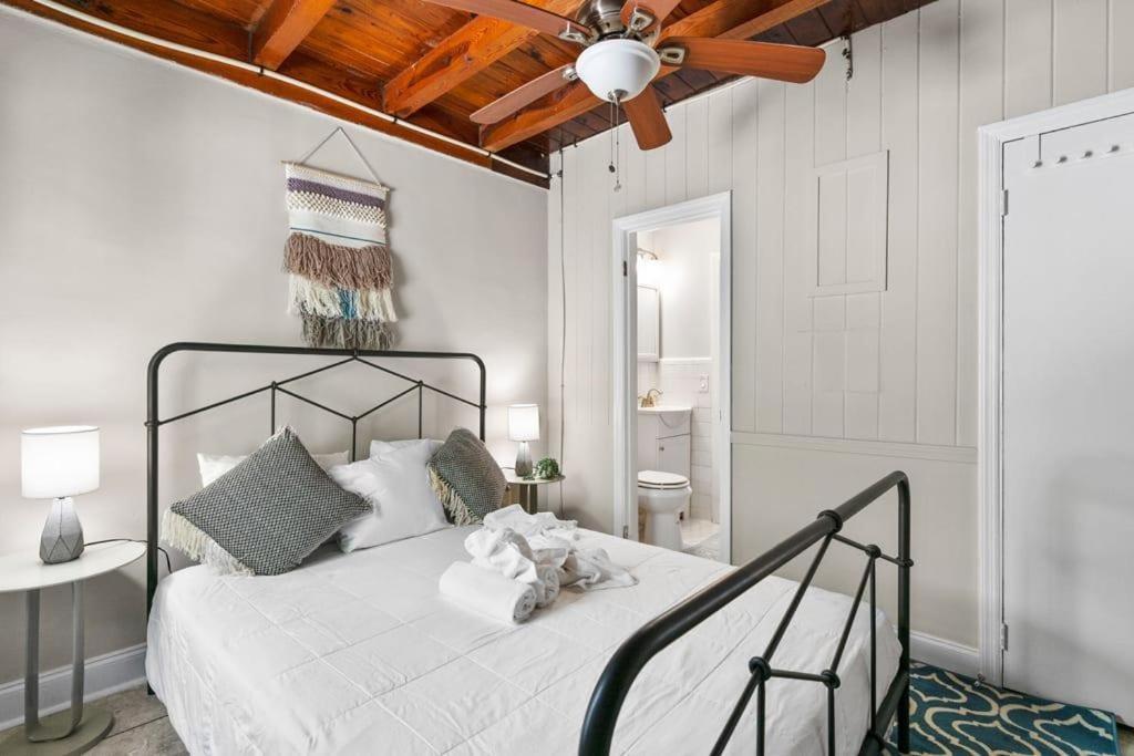 Laid Back 2br Close To The W Parking Apartment
