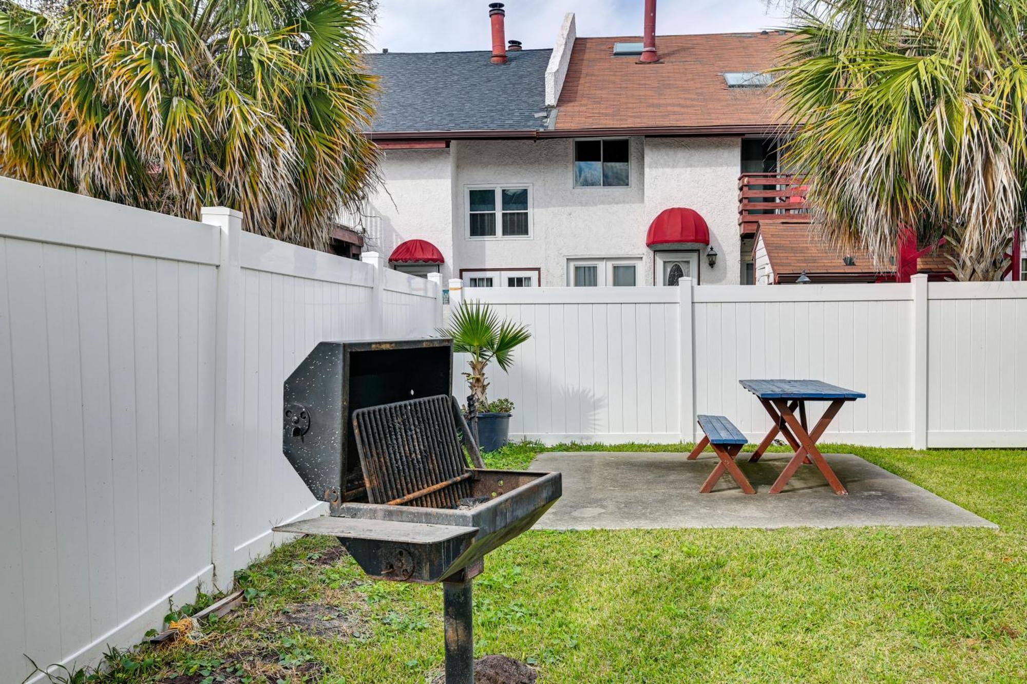 Cozy Myrtle Getaway 1 Block To Ocean! Apartment