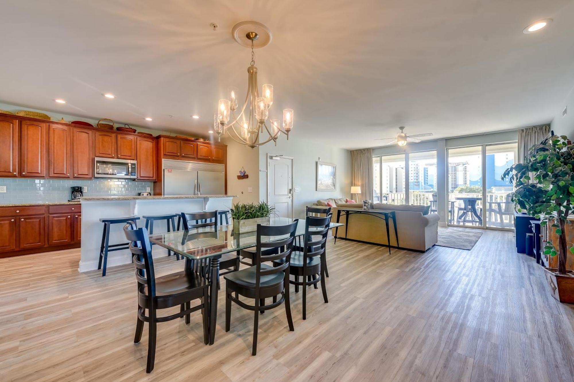 Roomy North Myrtle Condo, Walk To * Myrtle Beach