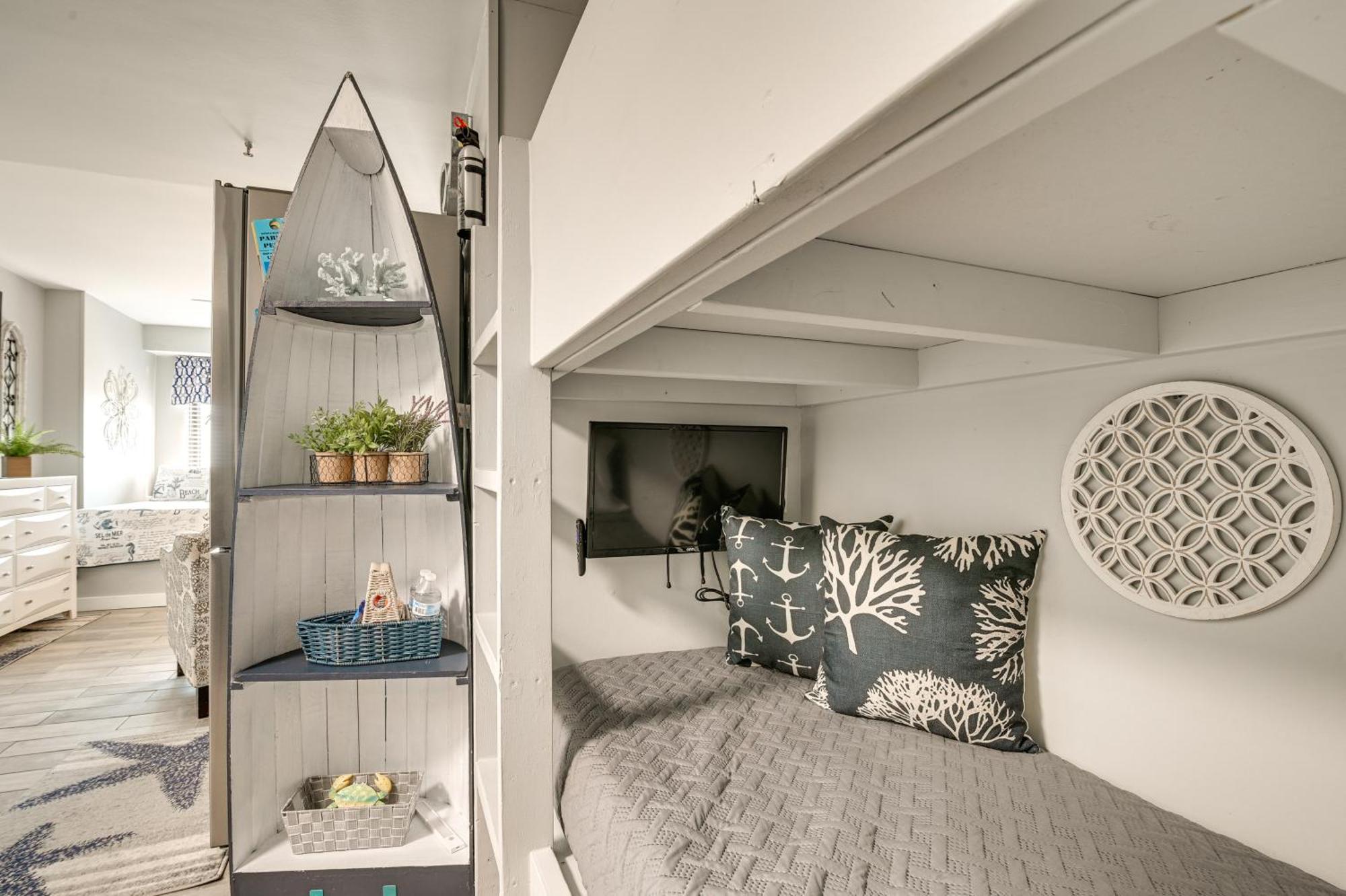 Renovated Oceanfront With Balcony