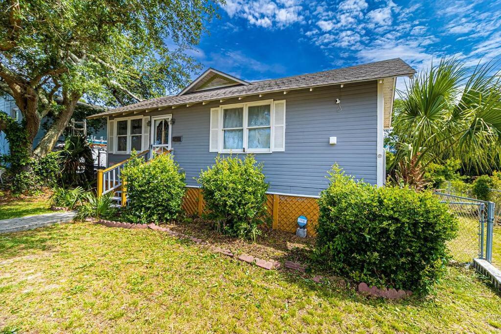 Holiday home Gorgeous Centrally Located Ocean View 2 King, Huge Private Yard & Deck, Firepit, Bbq, & Game Tables