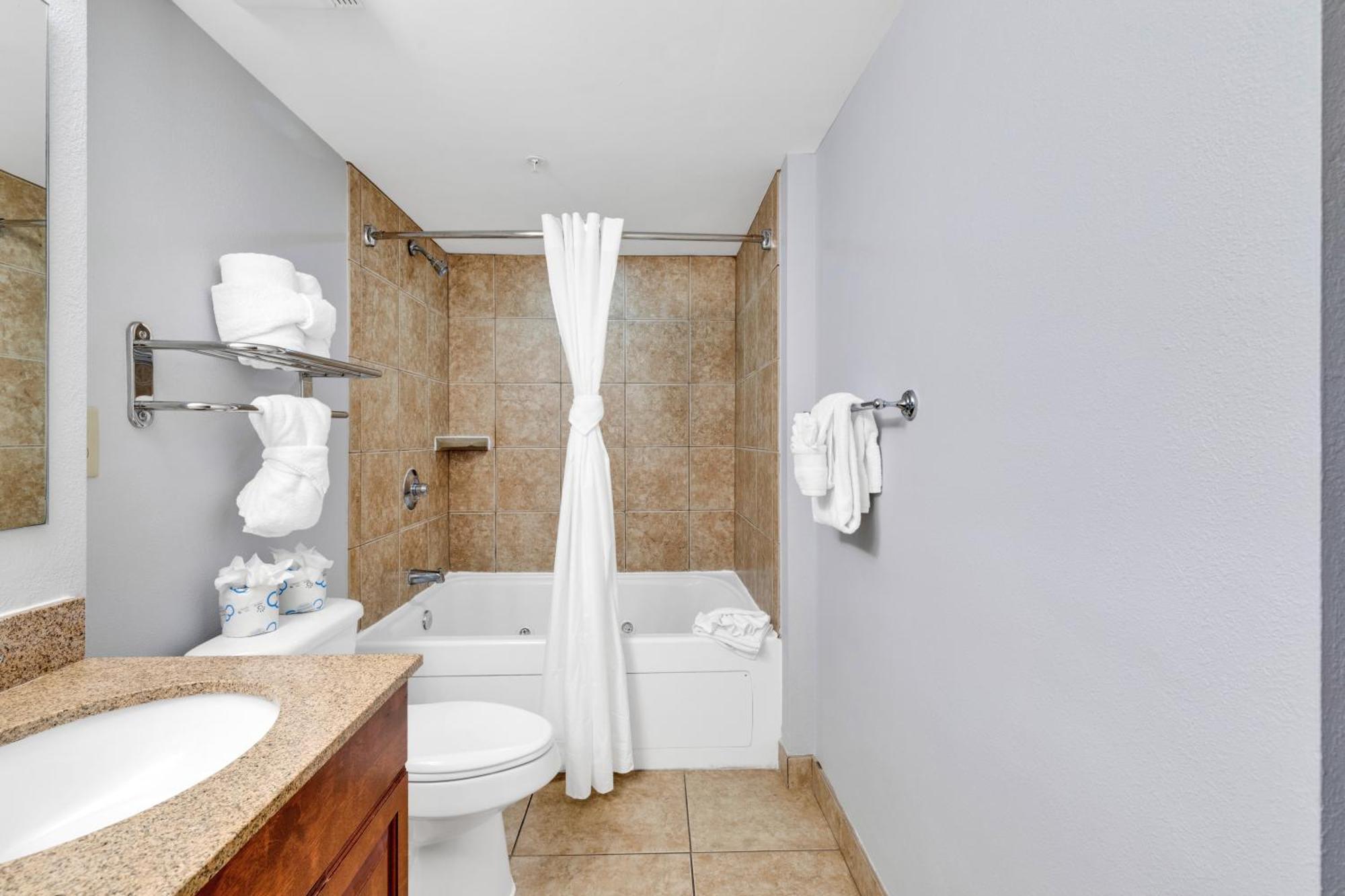 Sun-filled Beachfront 2br At Dunes Village Apartment *