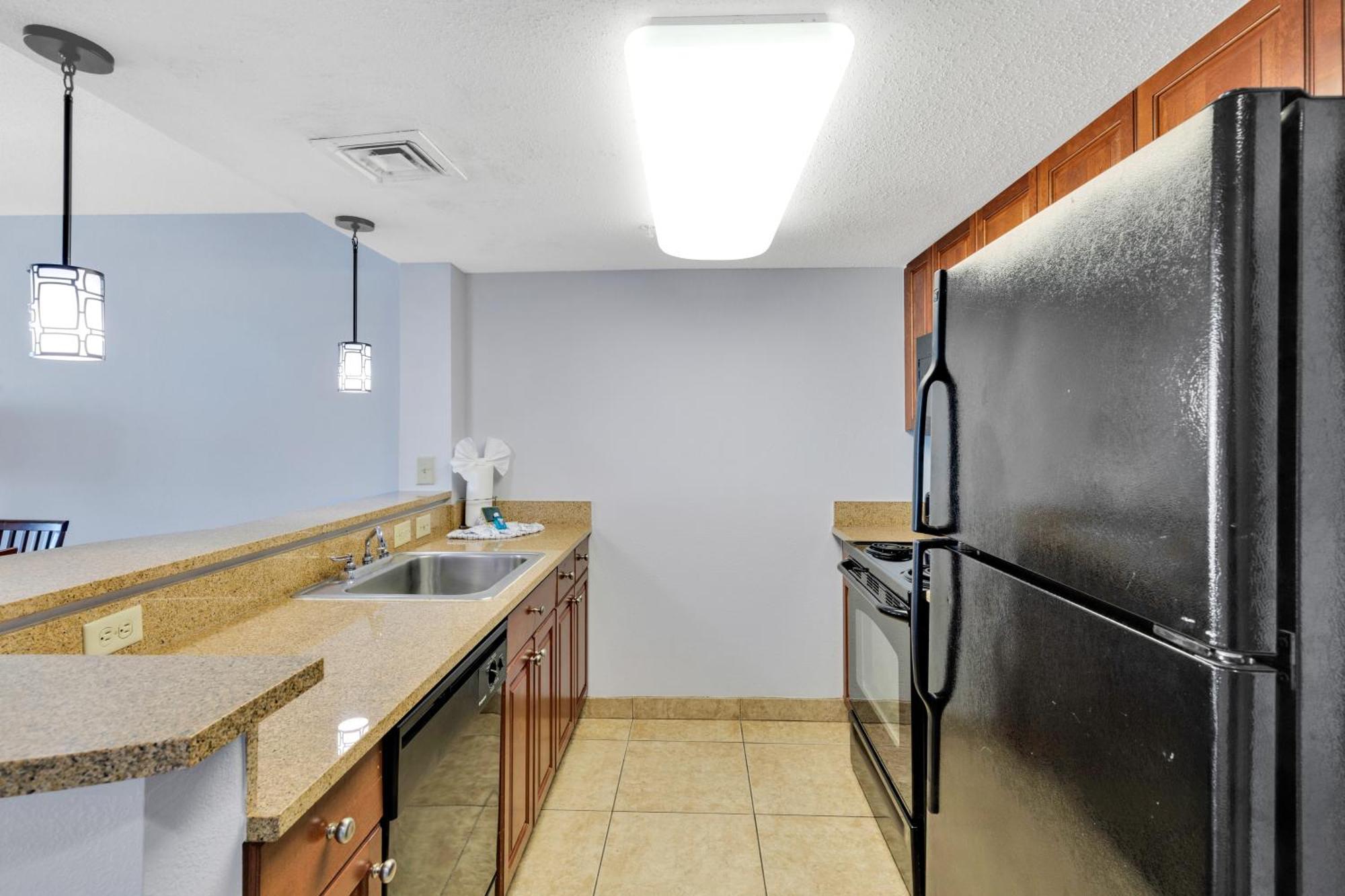 Sun-filled Beachfront 2br At Dunes Village Apartment