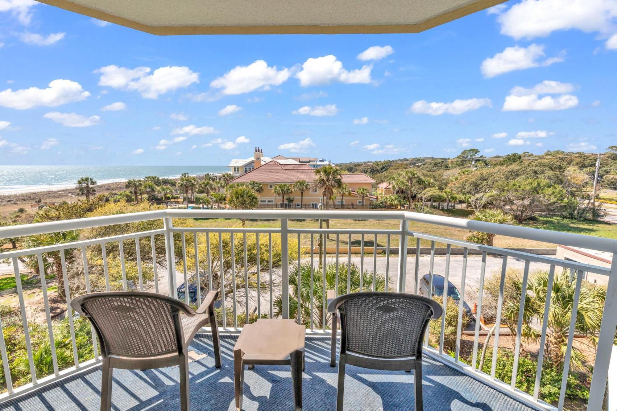 Sun-filled Beachfront 2br At Dunes Village Apartment