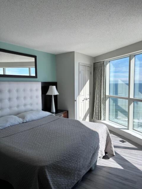 Great 2 Bedroom - Oceans One 1008