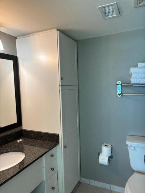 Great 2 Bedroom - Oceans One 1008 *