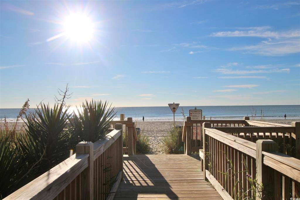 Budget Friendly Oceanview Studio, Sleep 4! Apartment