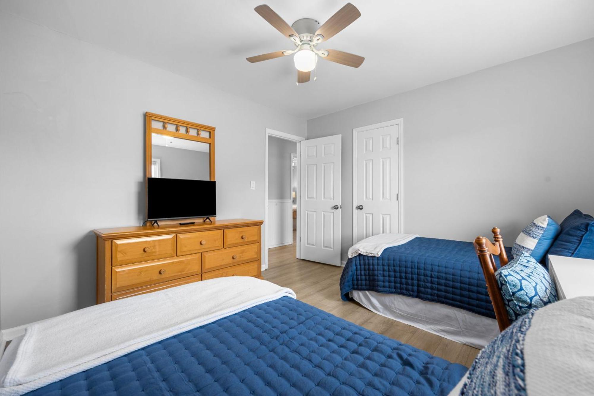 Charming 3 Bedroom ,oceanview Located In Surfside! Apartment *