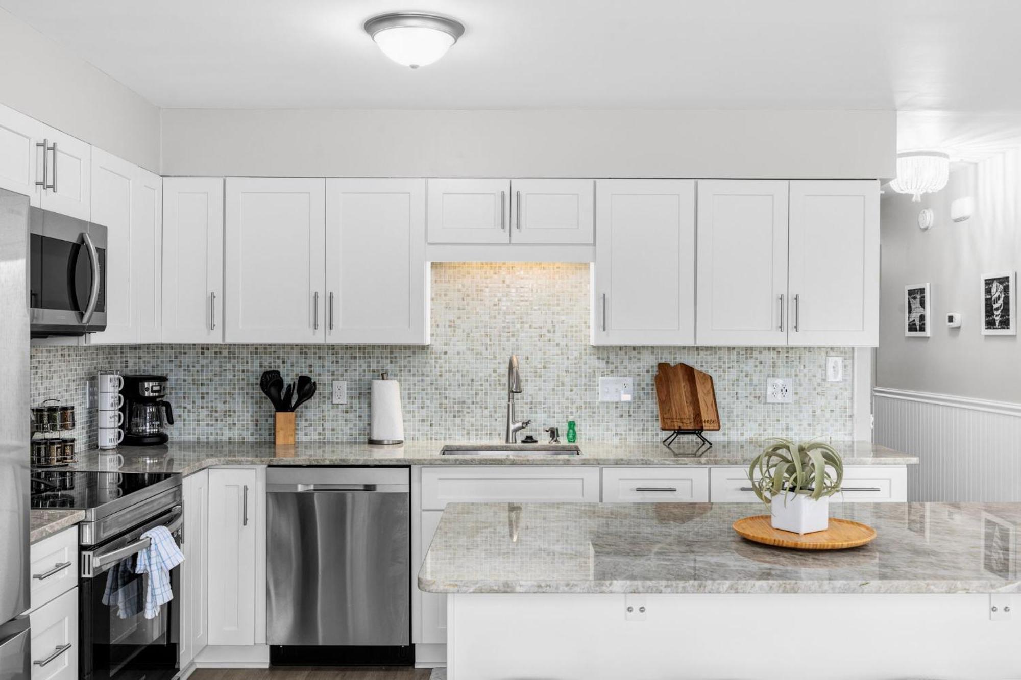 Apartment Charming 3 Bedroom ,oceanview Located In Surfside!