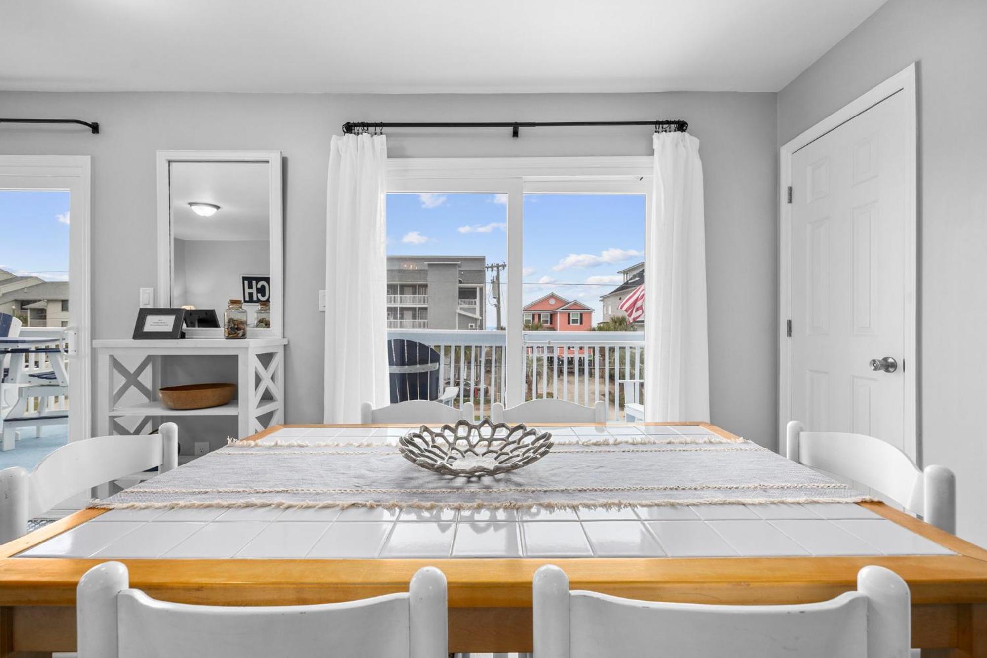 Charming 3 Bedroom ,oceanview Located In Surfside! Apartment *