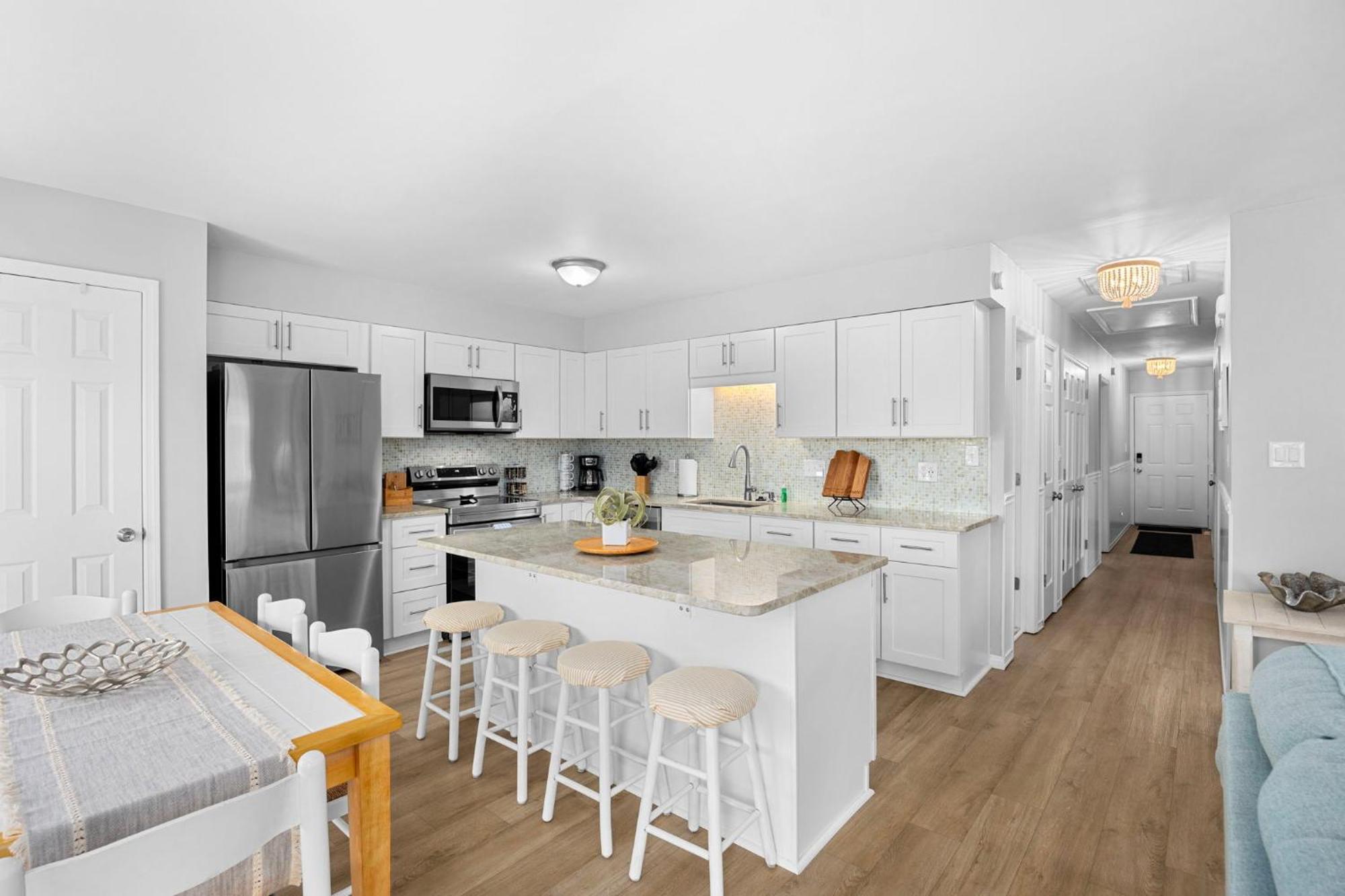 Charming 3 Bedroom ,oceanview Located In Surfside! Apartment *