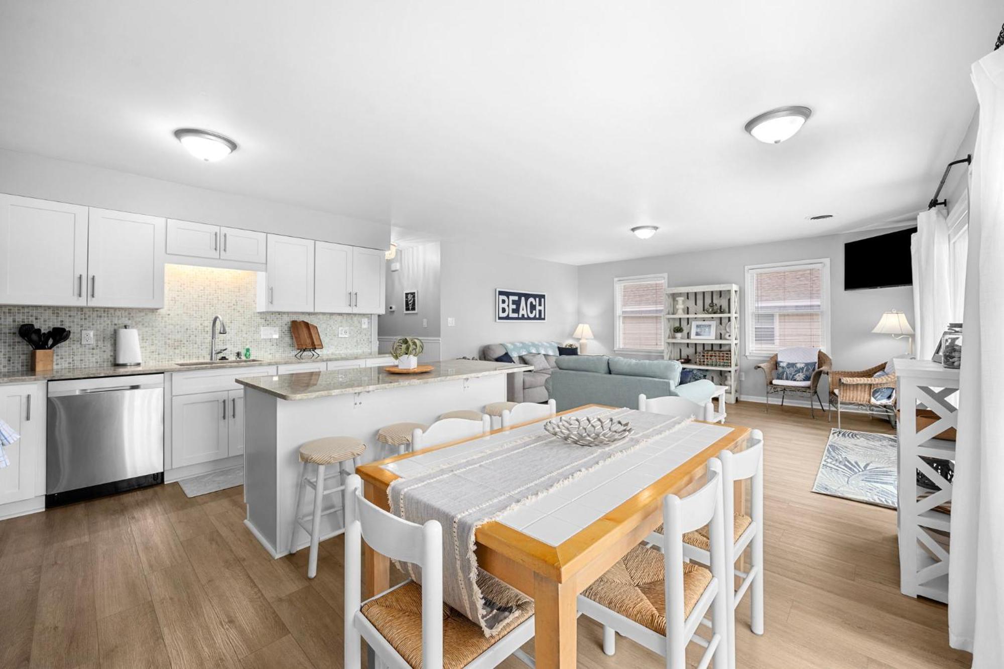 Charming 3 Bedroom ,oceanview Located In Surfside! Apartment