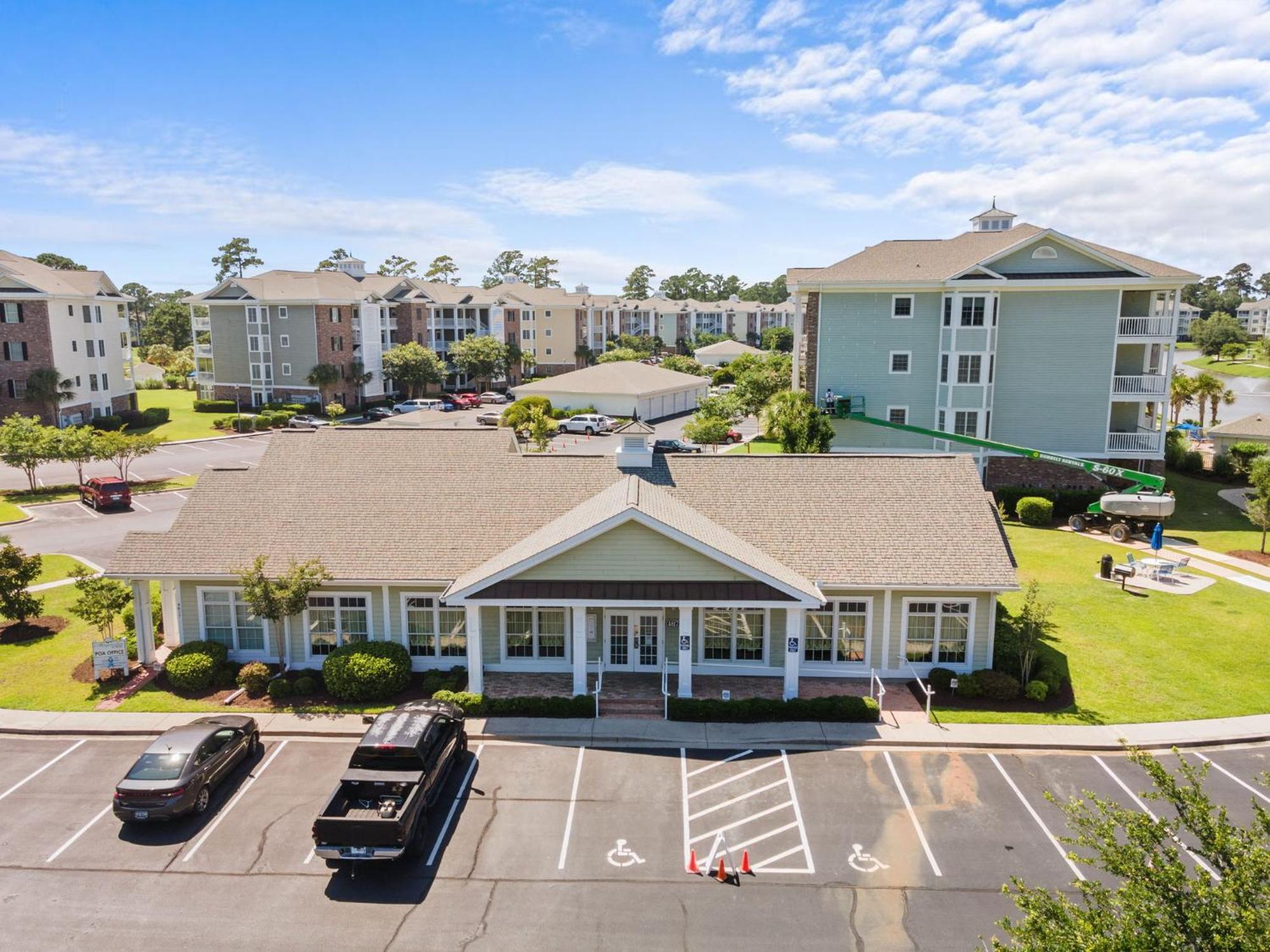 Apartment Beautifully Decorated 3 Bedroom 2 Bath Condo, First Floor Wth Walk In Shower! Located In Golf Community