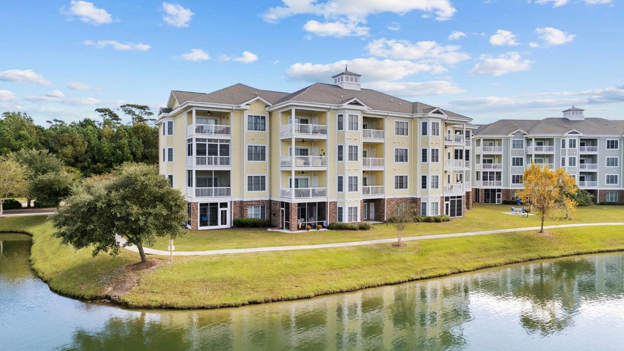 Apartment Beautifully Decorated 3 Bedroom 2 Bath Condo, First Floor Wth Walk In Shower! Located In Golf Community Myrtle Beach