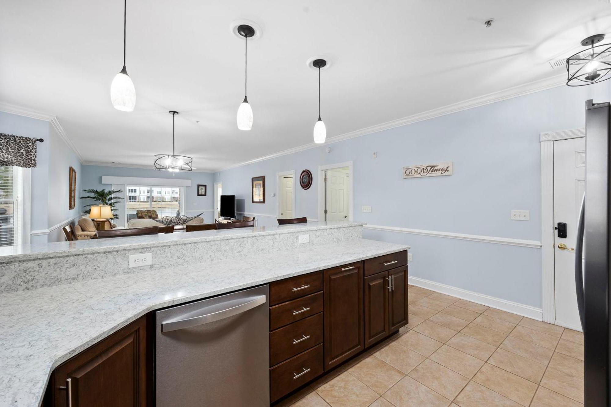 Apartment Beautifully Decorated 3 Bedroom 2 Bath Condo, First Floor Wth Walk In Shower! Located In Golf Community