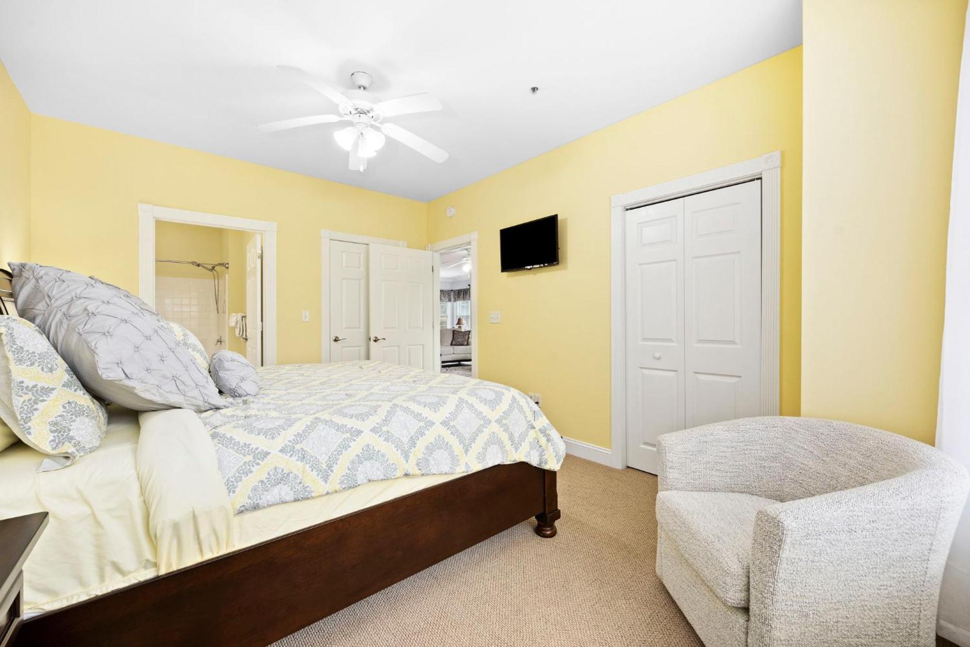 Apartment Beautifully Decorated 3 Bedroom 2 Bath Condo, First Floor Wth Walk In Shower! Located In Golf Community *