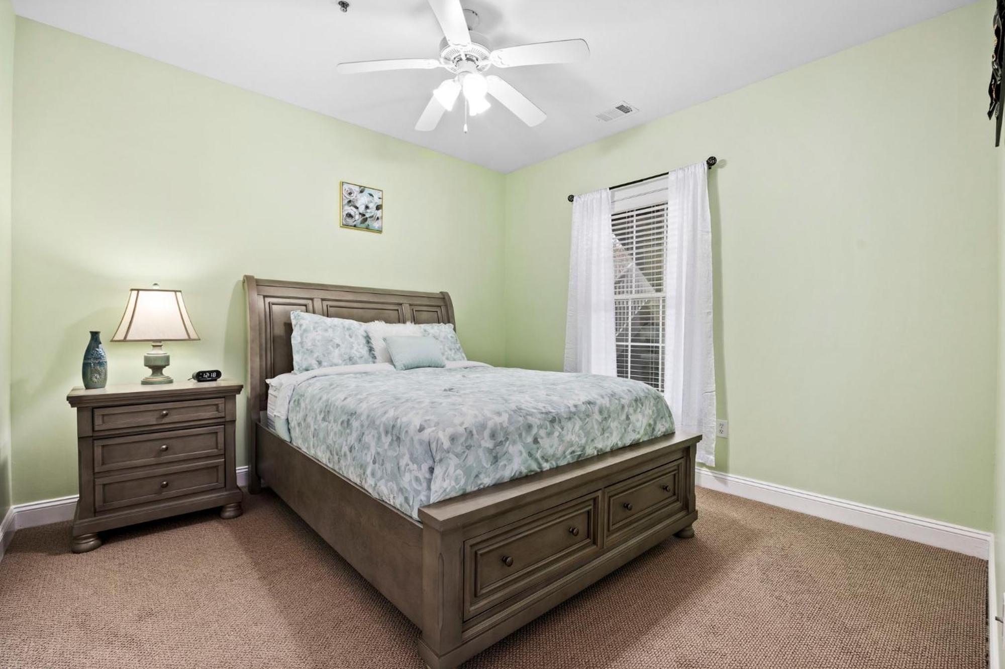 Apartment Beautifully Decorated 3 Bedroom 2 Bath Condo, First Floor Wth Walk In Shower! Located In Golf Community Myrtle Beach
