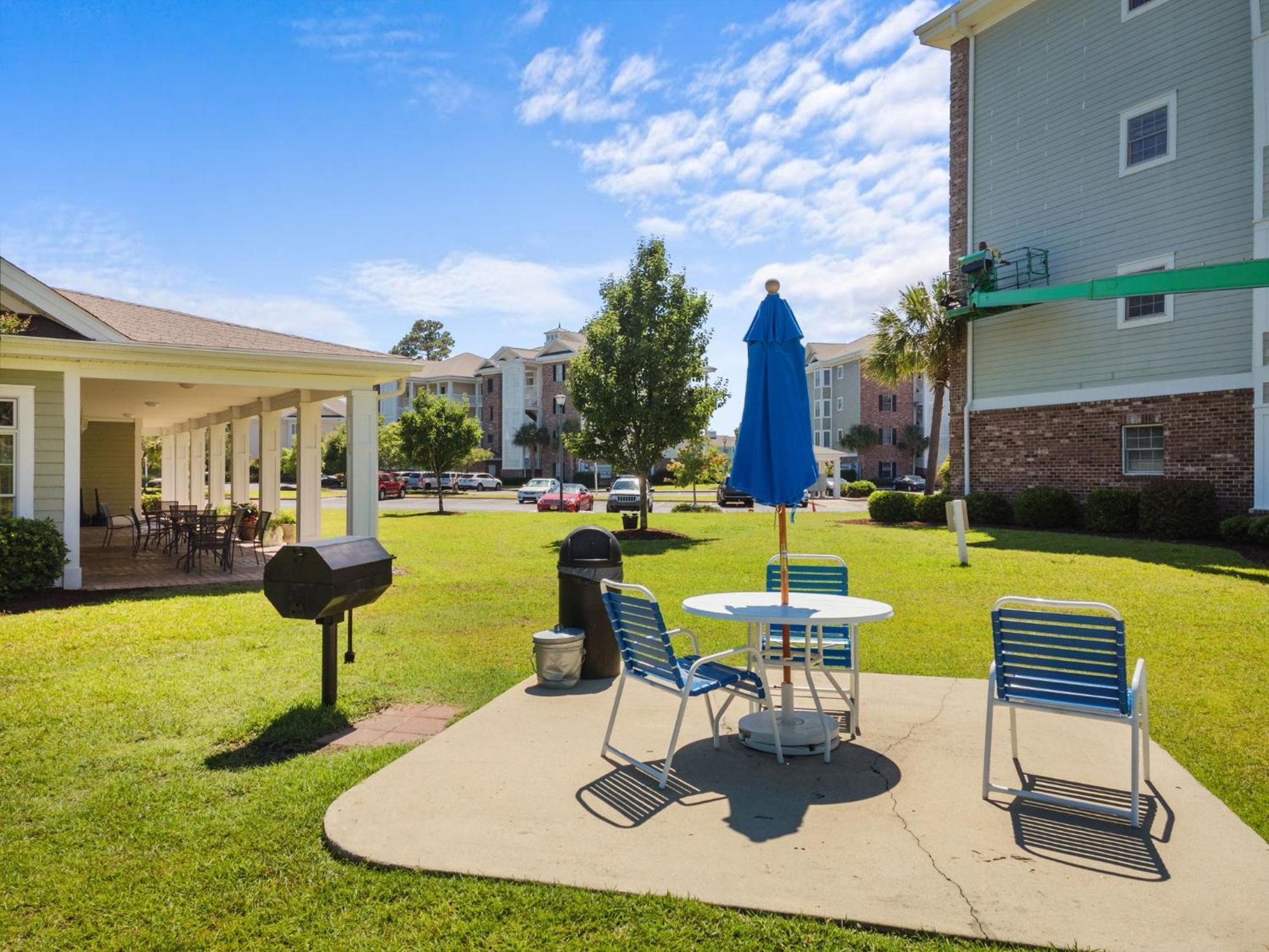 Apartment Beautifully Decorated 3 Bedroom 2 Bath Condo, First Floor Wth Walk In Shower! Located In Golf Community