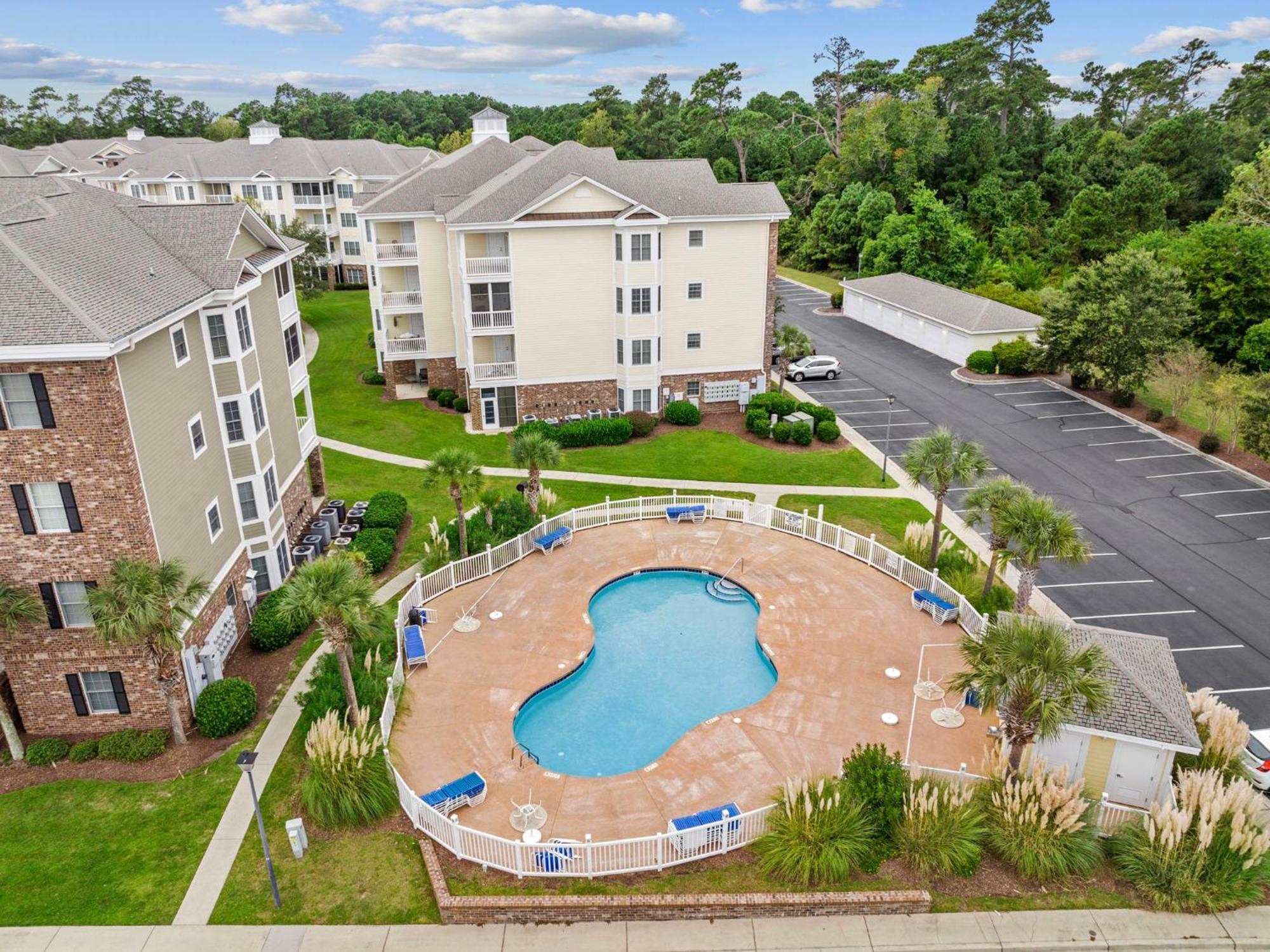 Apartment Beautifully Decorated 3 Bedroom 2 Bath Condo, First Floor Wth Walk In Shower! Located In Golf Community *