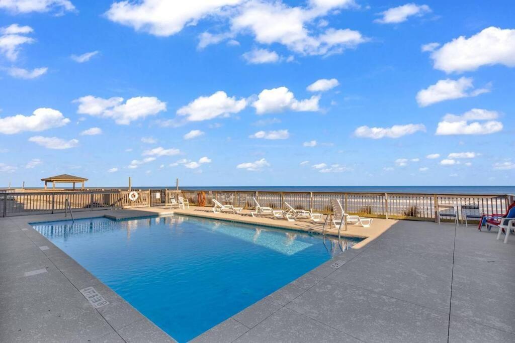 Apartment Ocean Breeze Beachfront Condo, Newly Renovated *