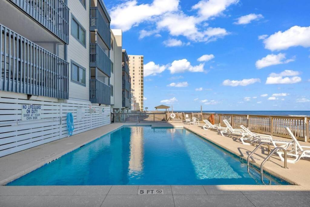 Apartment Ocean Breeze Beachfront Condo, Newly Renovated