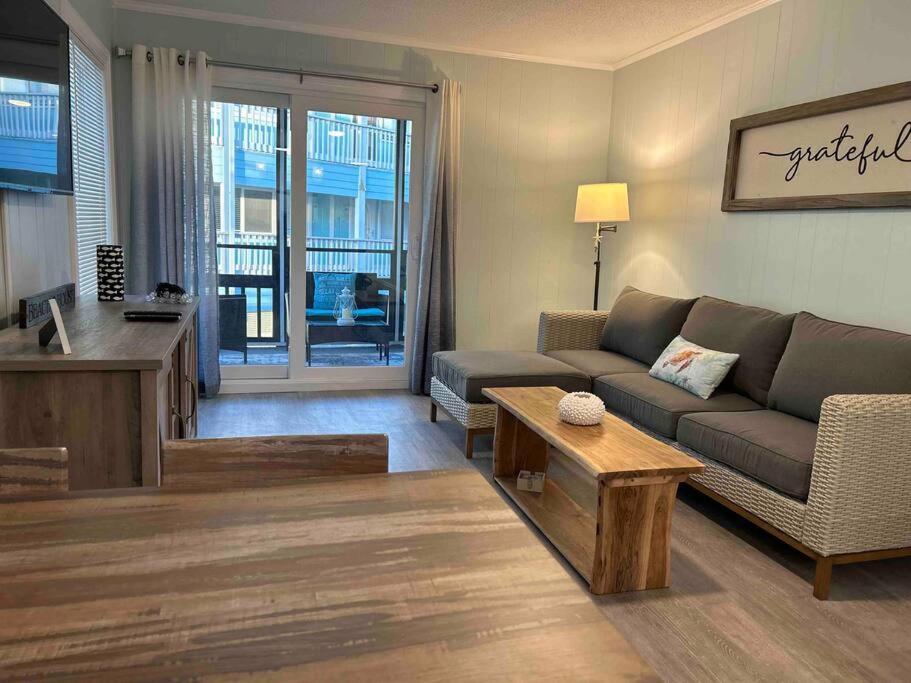Ocean Breeze Beachfront Condo, Newly Renovated Apartment