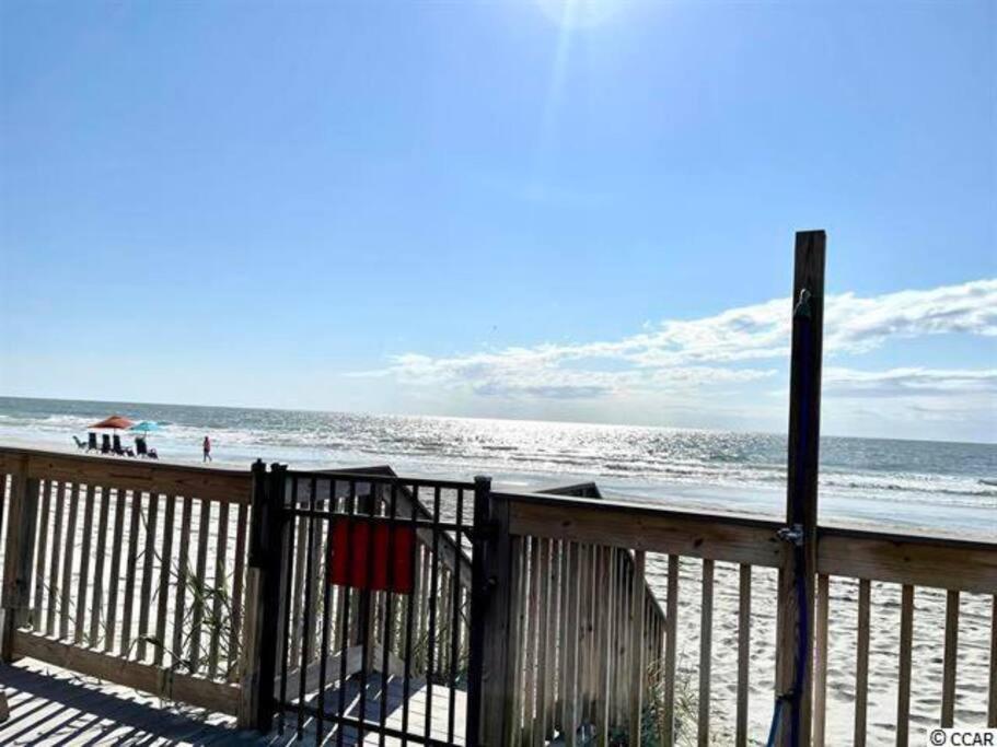 Apartment Ocean Breeze Beachfront Condo, Newly Renovated