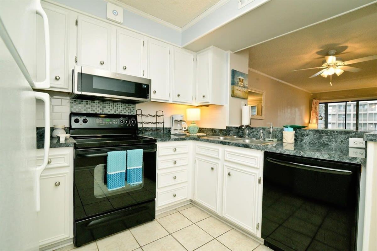 Paradise Across Street From Oceanfront Pool Holiday home *