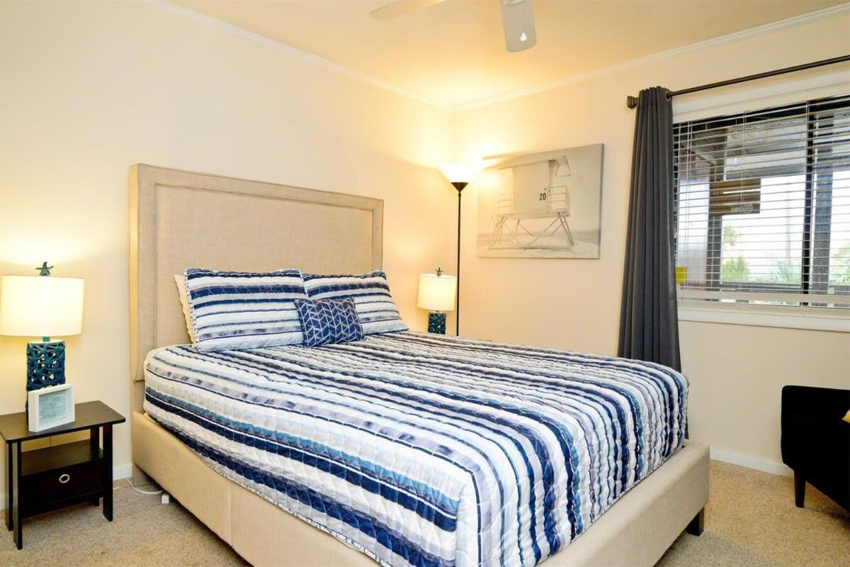 Holiday home Paradise Across Street From Oceanfront Pool *