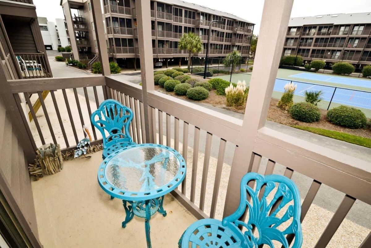 Paradise Across Street From Oceanfront Pool Holiday home