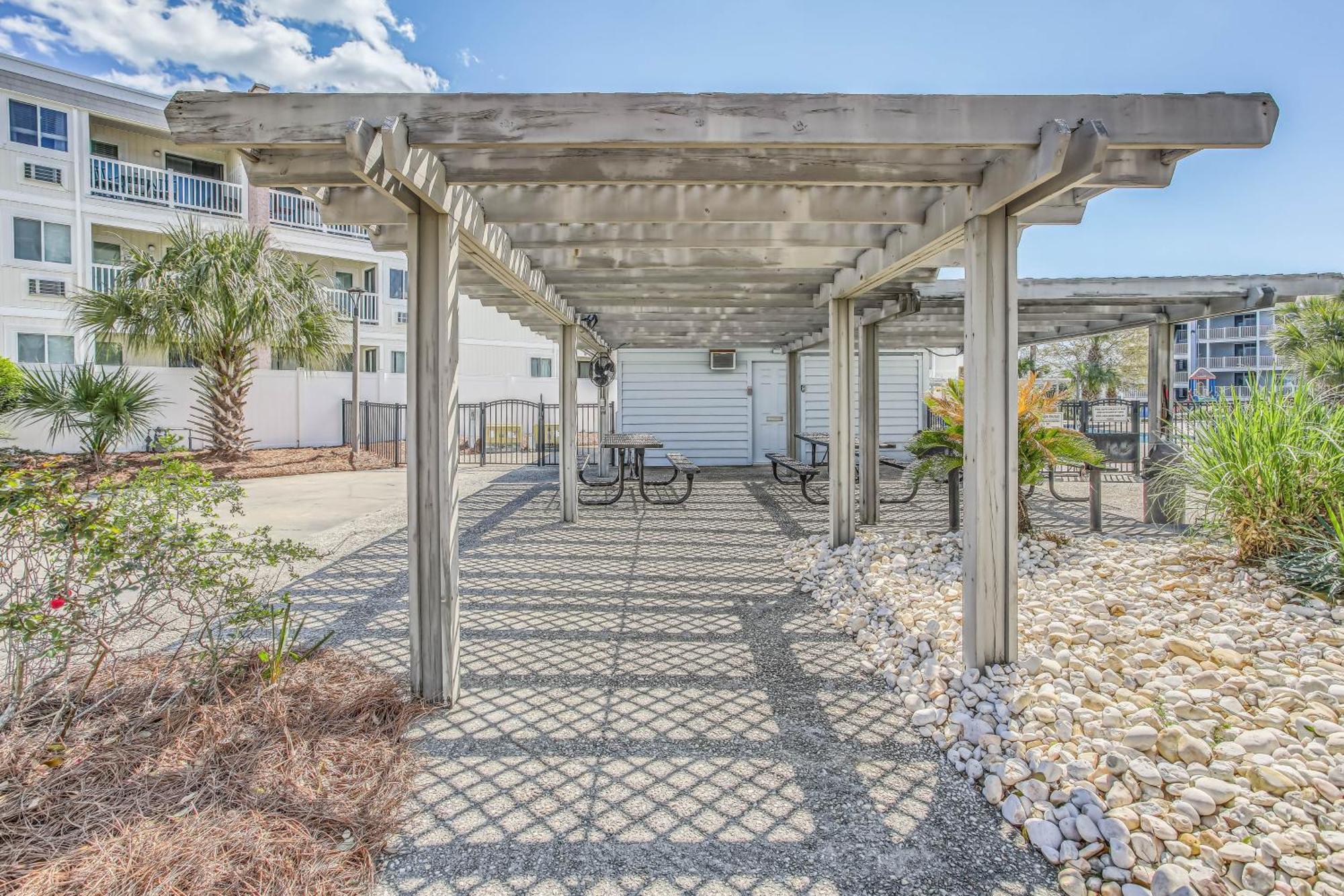 Myrtle With Pool Access - Walk To Beach! Apartment