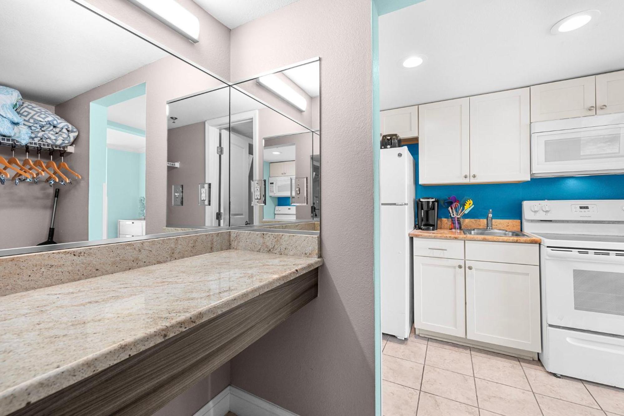 Apartment Cozy Tropical Retreatwith Full Kitchen!!
