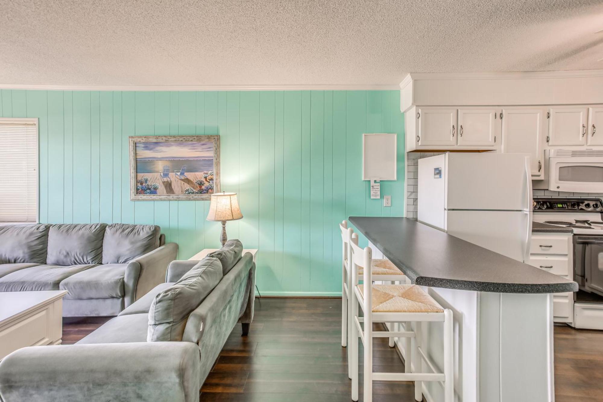 Apartment Beachfront With Pool View And Balcony!