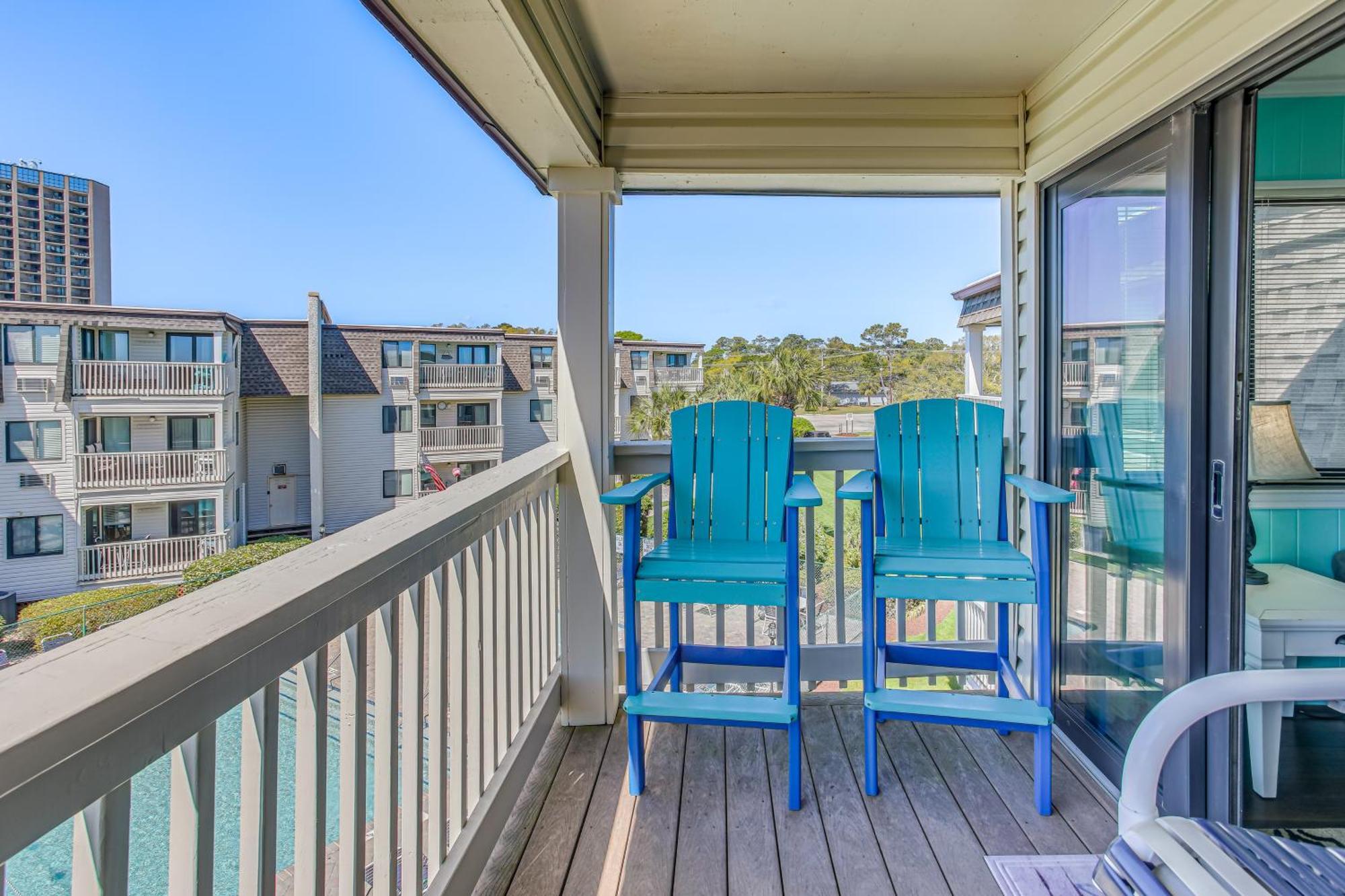 Beachfront With Pool View And Balcony!