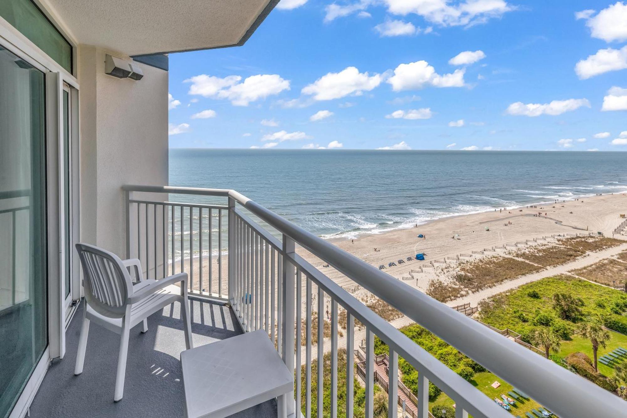 Stunning With Wall-to-wall Windows Overlooking Ocean *