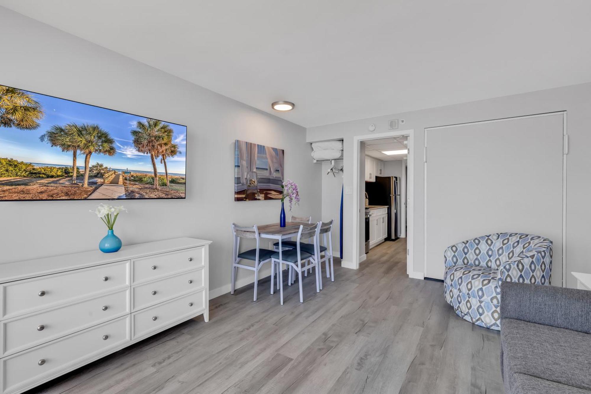 Boardwalk Resort: Ocean Breeze Retreat *
