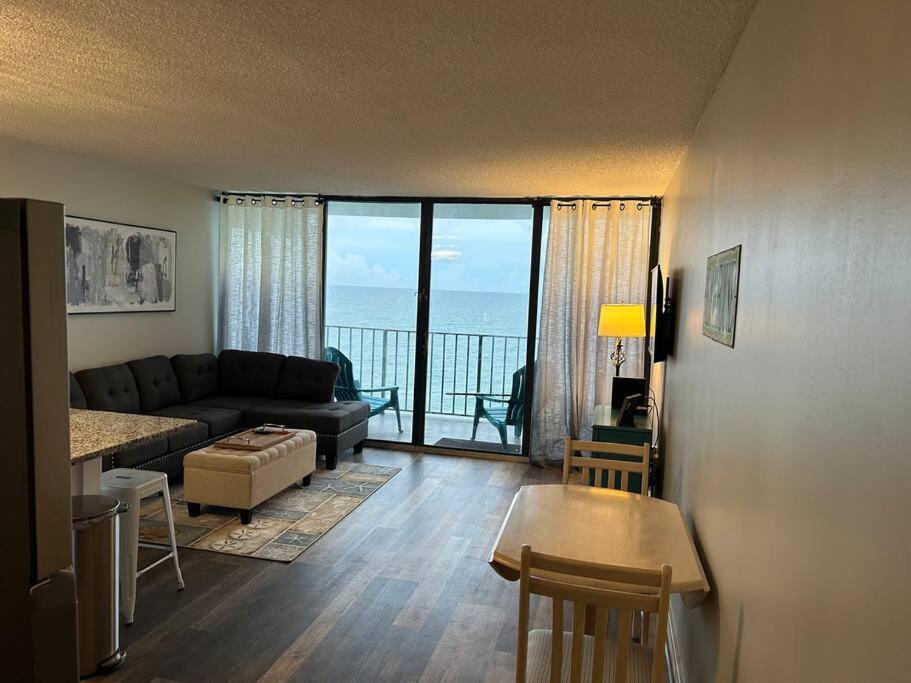 On The Beachfront Condo, Newly Renovated * Myrtle Beach